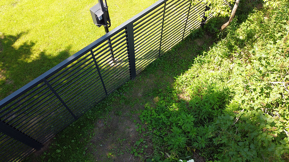 Декоративная накладка на столб универсальная угловая 60х60 для забора жалюзи Grand Line 0,5 Drap RAL 7016 антрацитово-серый (3м)