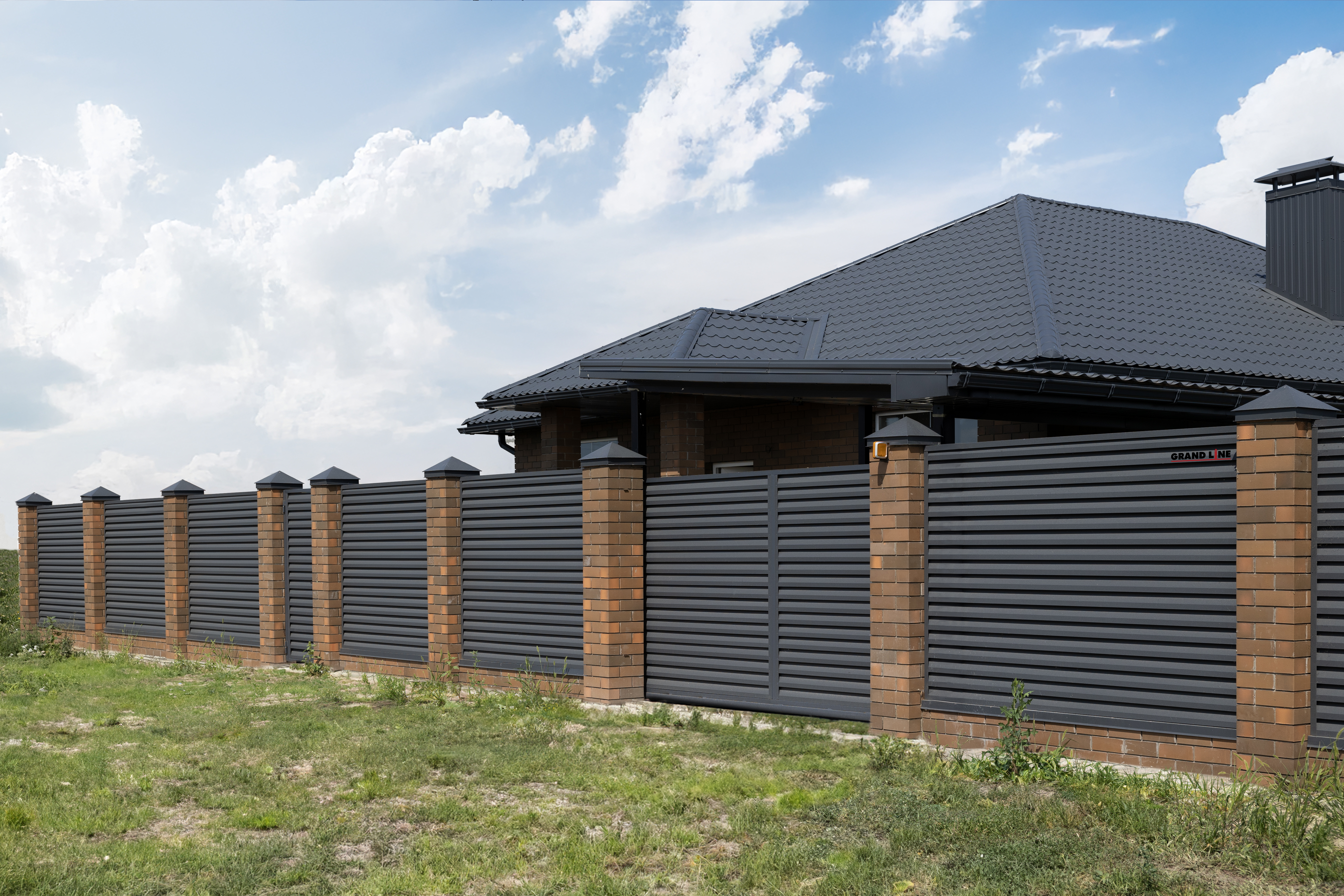 Декоративная накладка на столб универсальная угловая 62х55 для забора жалюзи Grand Line 0,5 PurLite матовый RAL 7024 мокрый асфальт (1,8м)