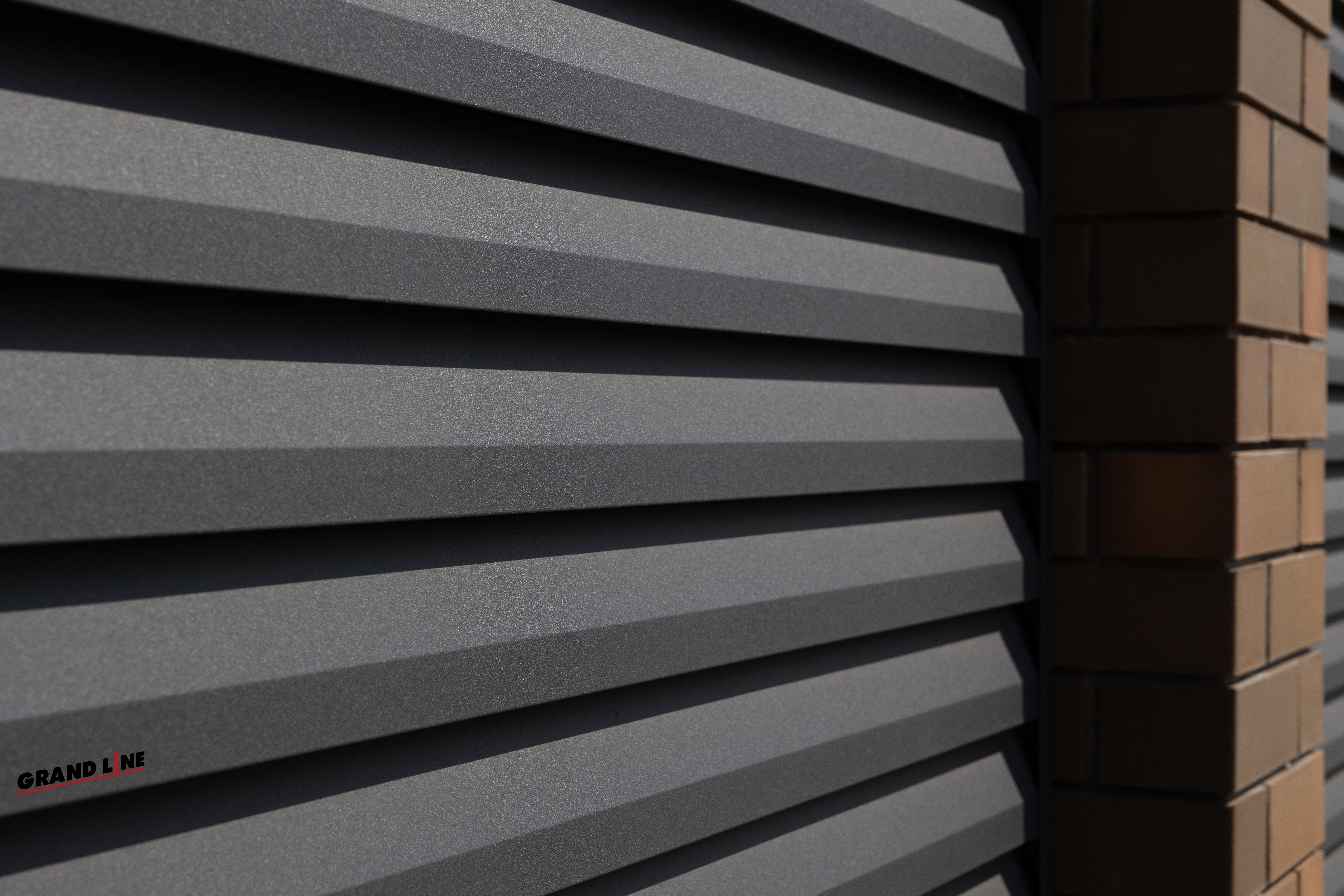 Декоративная накладка на столб универсальная угловая 62х55 для забора жалюзи Grand Line 0,5 PurLite матовый RAL 7024 мокрый асфальт (1,8м)