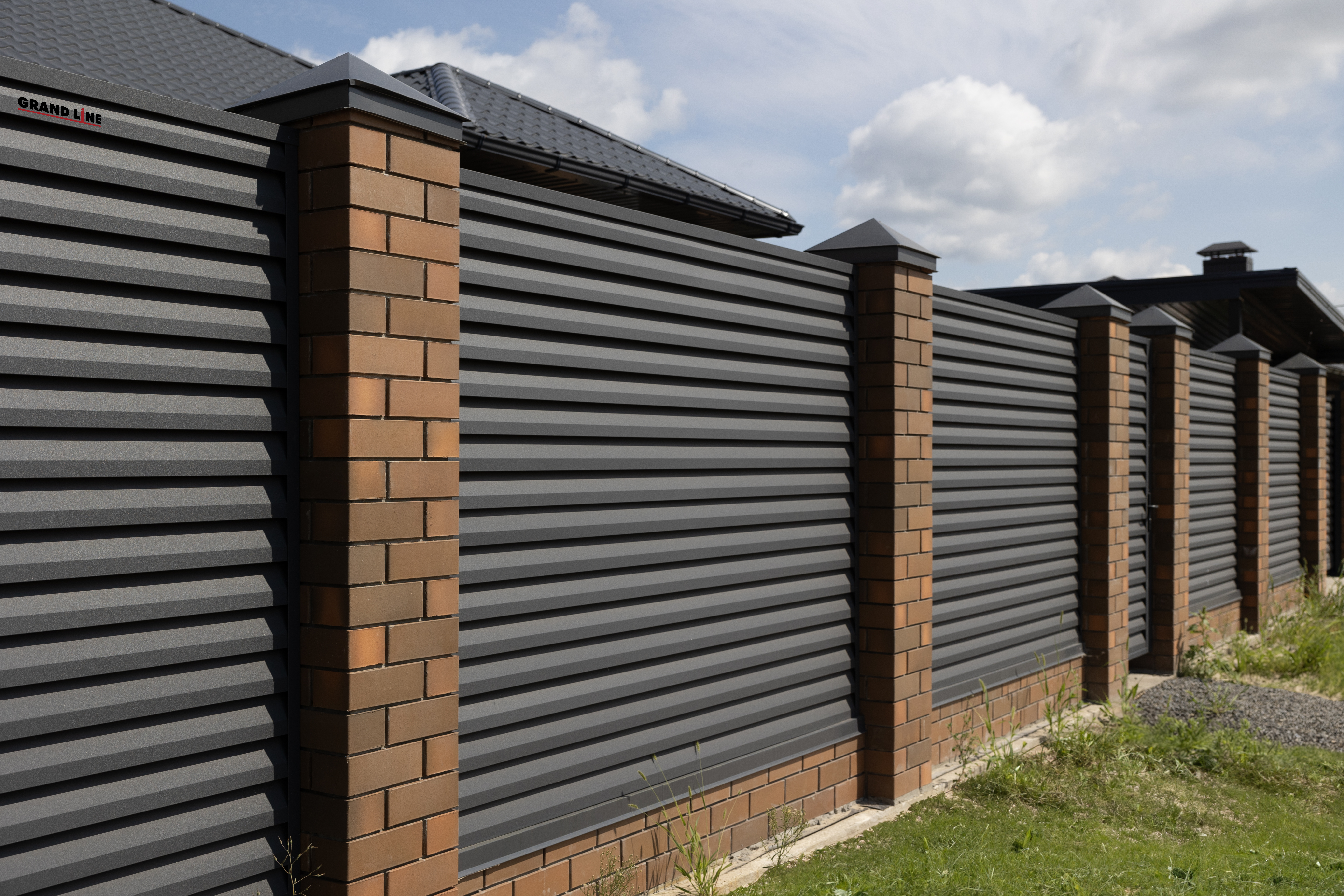 Декоративная накладка на столб универсальная угловая 62х55 для забора жалюзи Grand Line 0,5 PurLite матовый RAL 7024 мокрый асфальт (1,8м)