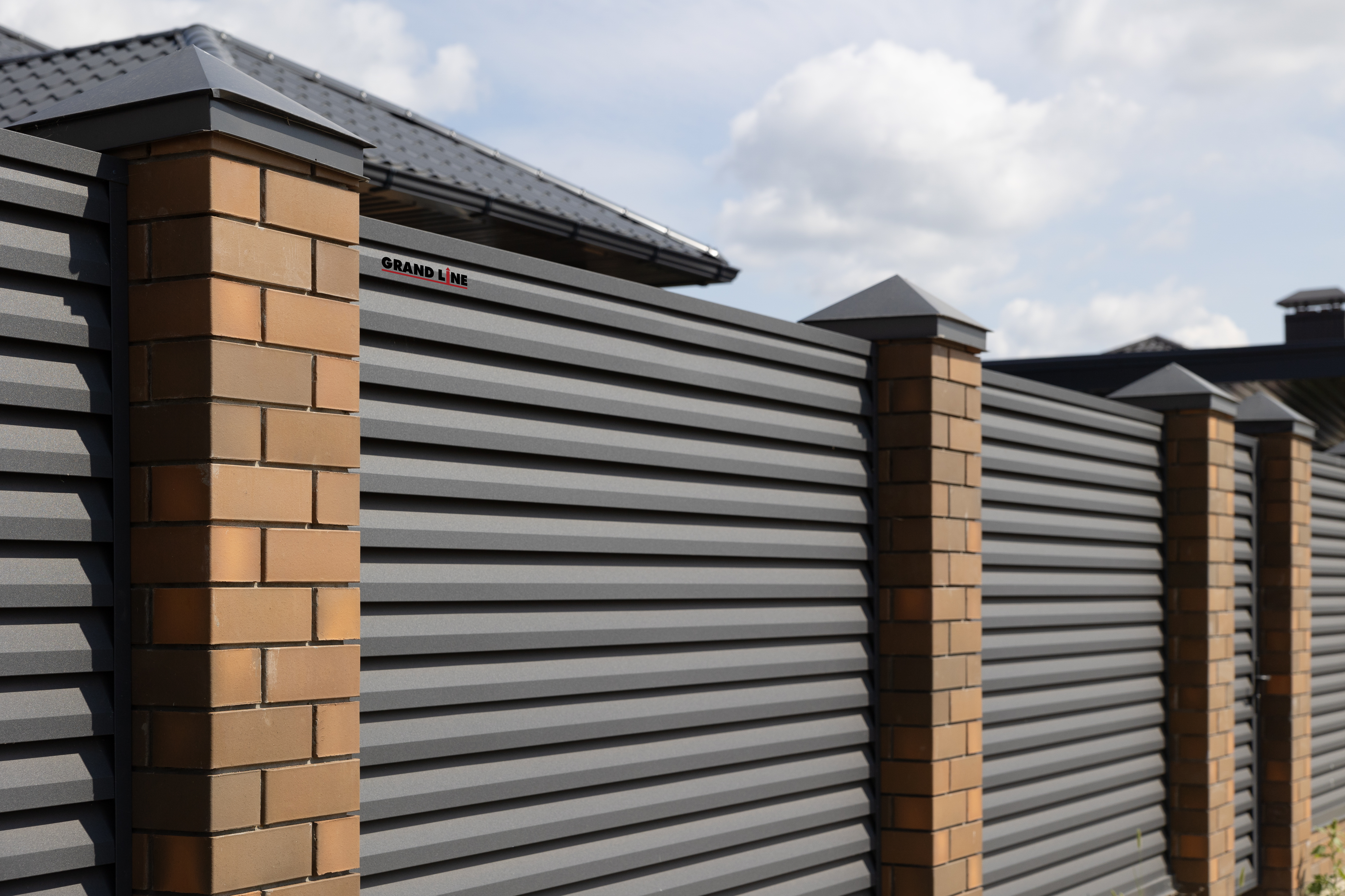 Декоративная накладка на столб универсальная угловая 62х55 для забора жалюзи Grand Line 0,5 PurLite матовый RAL 7024 мокрый асфальт (1,8м)