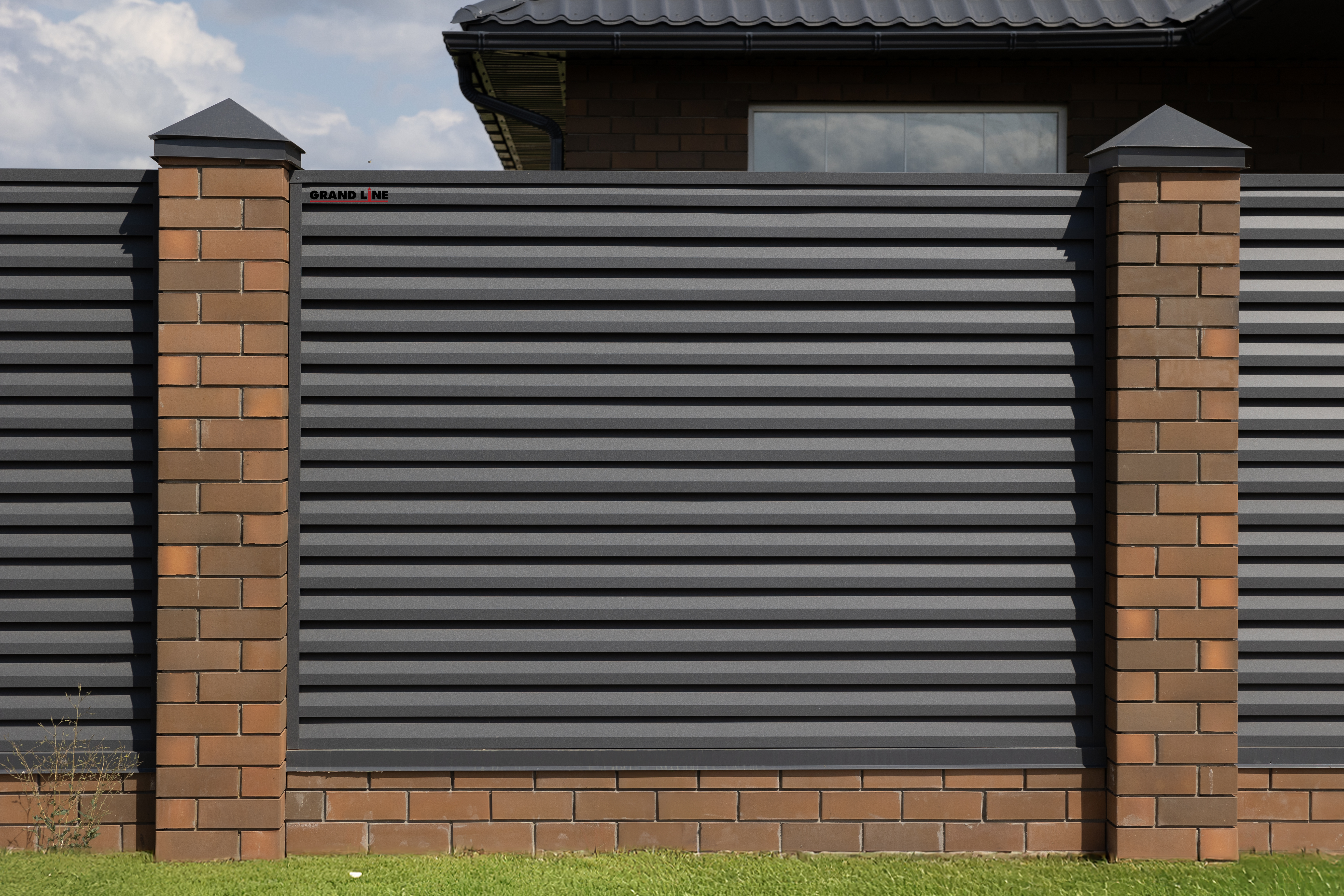 Декоративная накладка на столб универсальная угловая 62х55 для забора жалюзи Grand Line 0,5 PurLite матовый RAL 7024 мокрый асфальт (1,8м)