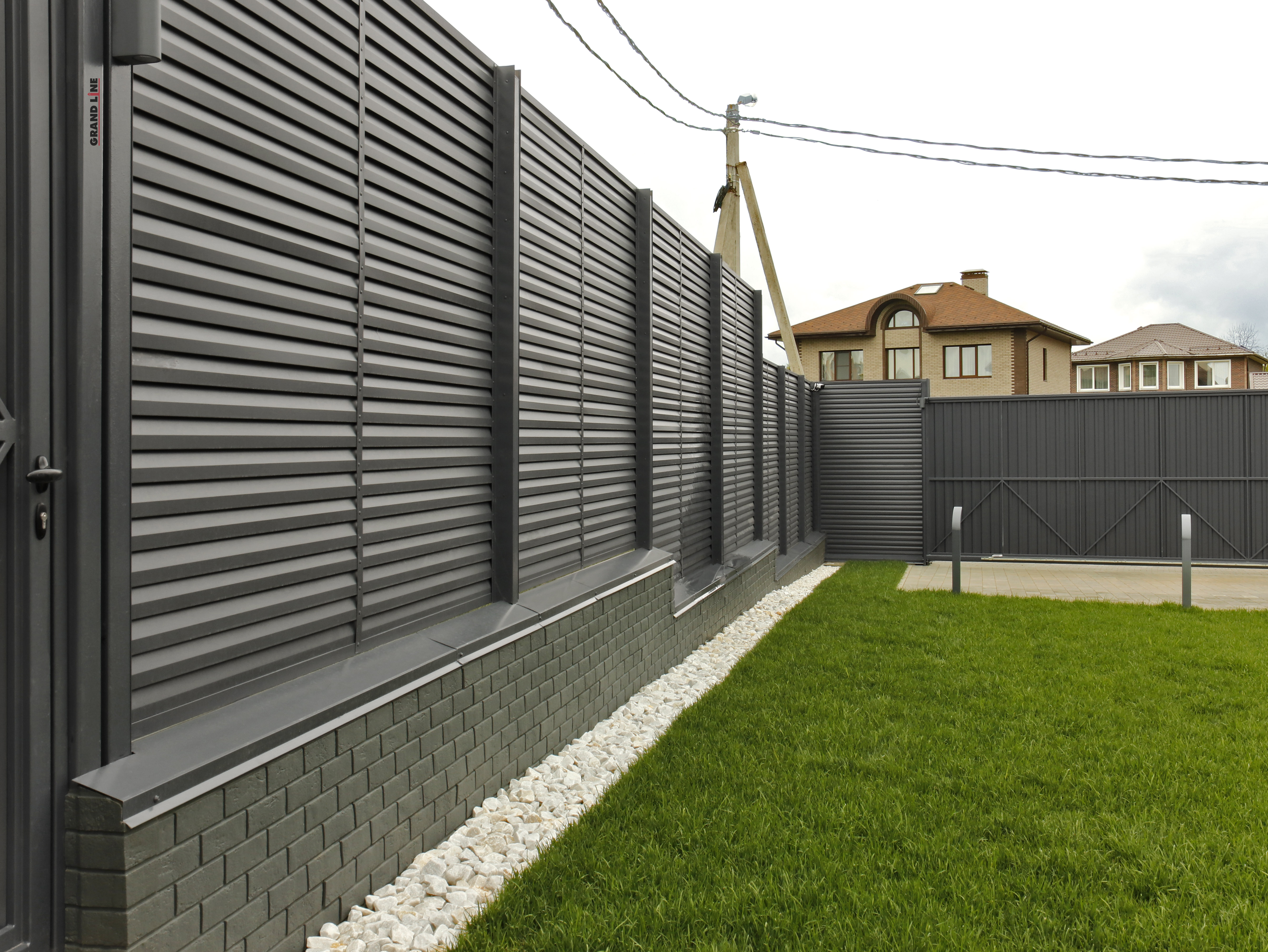 Декоративная накладка на столб универсальная угловая 62х55 для забора жалюзи Grand Line 0,5 PurLite матовый RAL 7024 мокрый асфальт (1,8м)