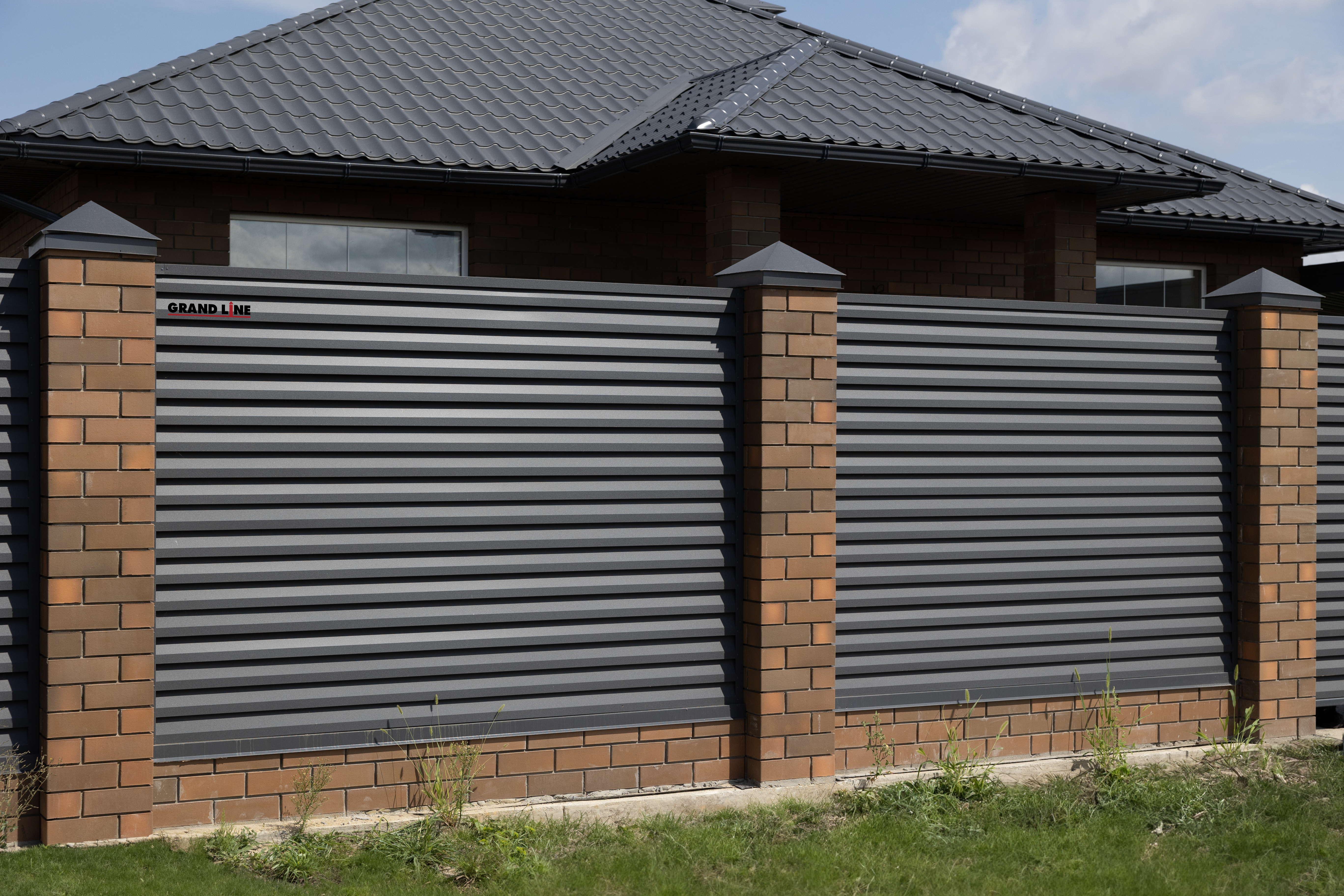 Декоративная накладка на столб универсальная угловая 62х55 для забора жалюзи Grand Line 0,5 PurLite матовый RAL 7024 мокрый асфальт (1,8м)