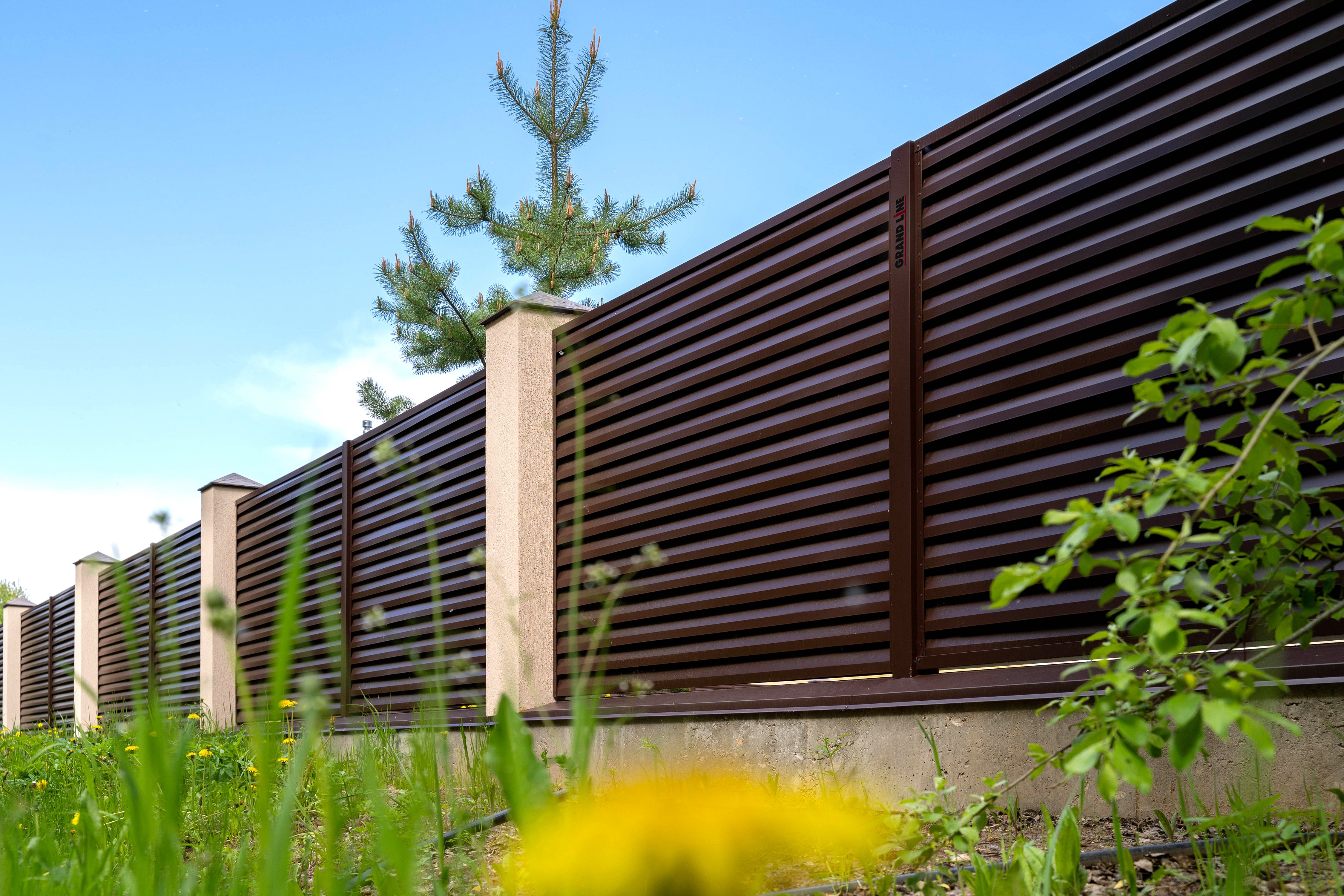 Декоративная накладка на столб универсальная угловая 62х55 для забора жалюзи Grand Line 0,45 Drap RAL 8017 шоколад (2м)