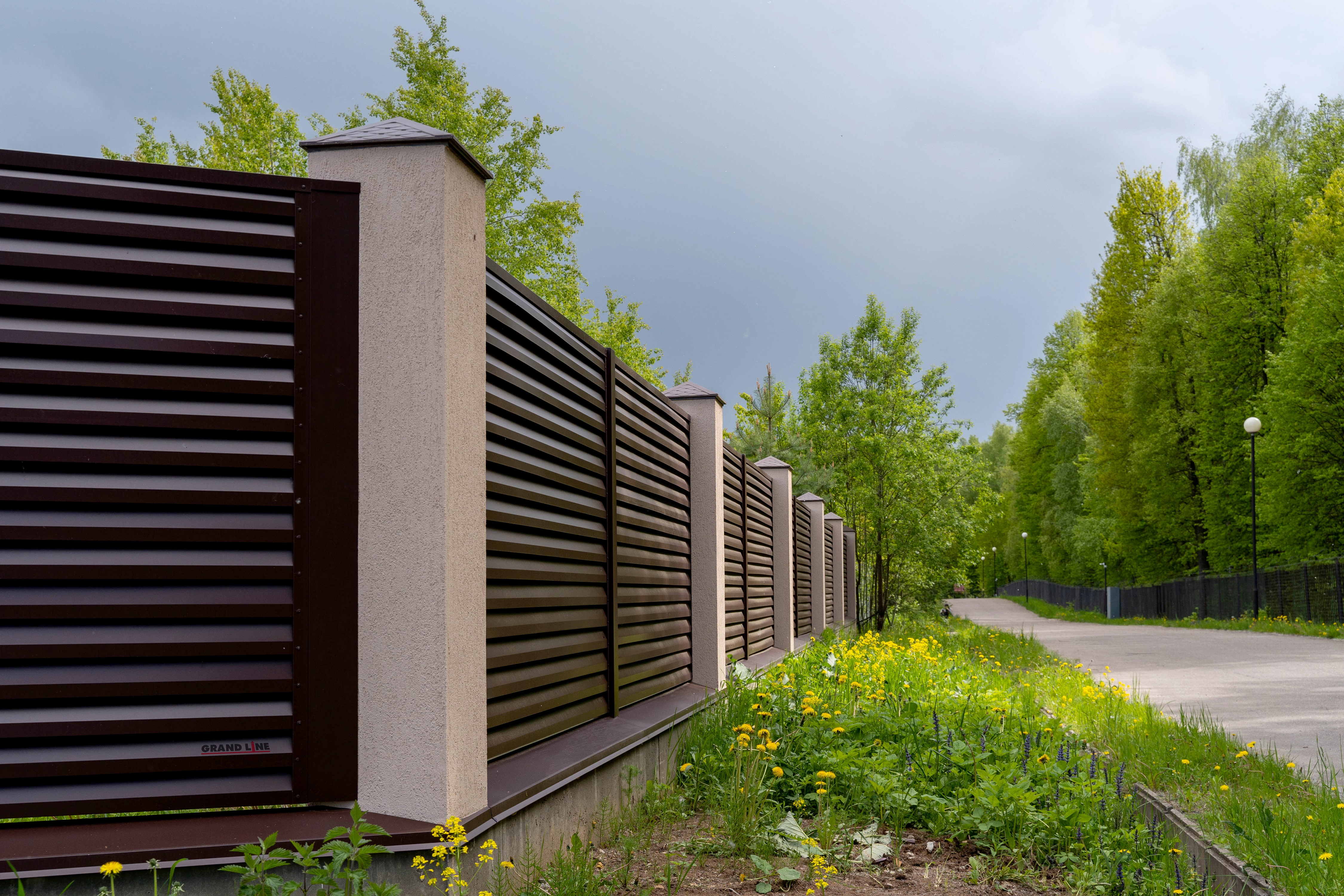 Декоративная накладка на столб универсальная угловая 62х55 для забора жалюзи Grand Line 0,45 Drap RAL 8017 шоколад (2м)