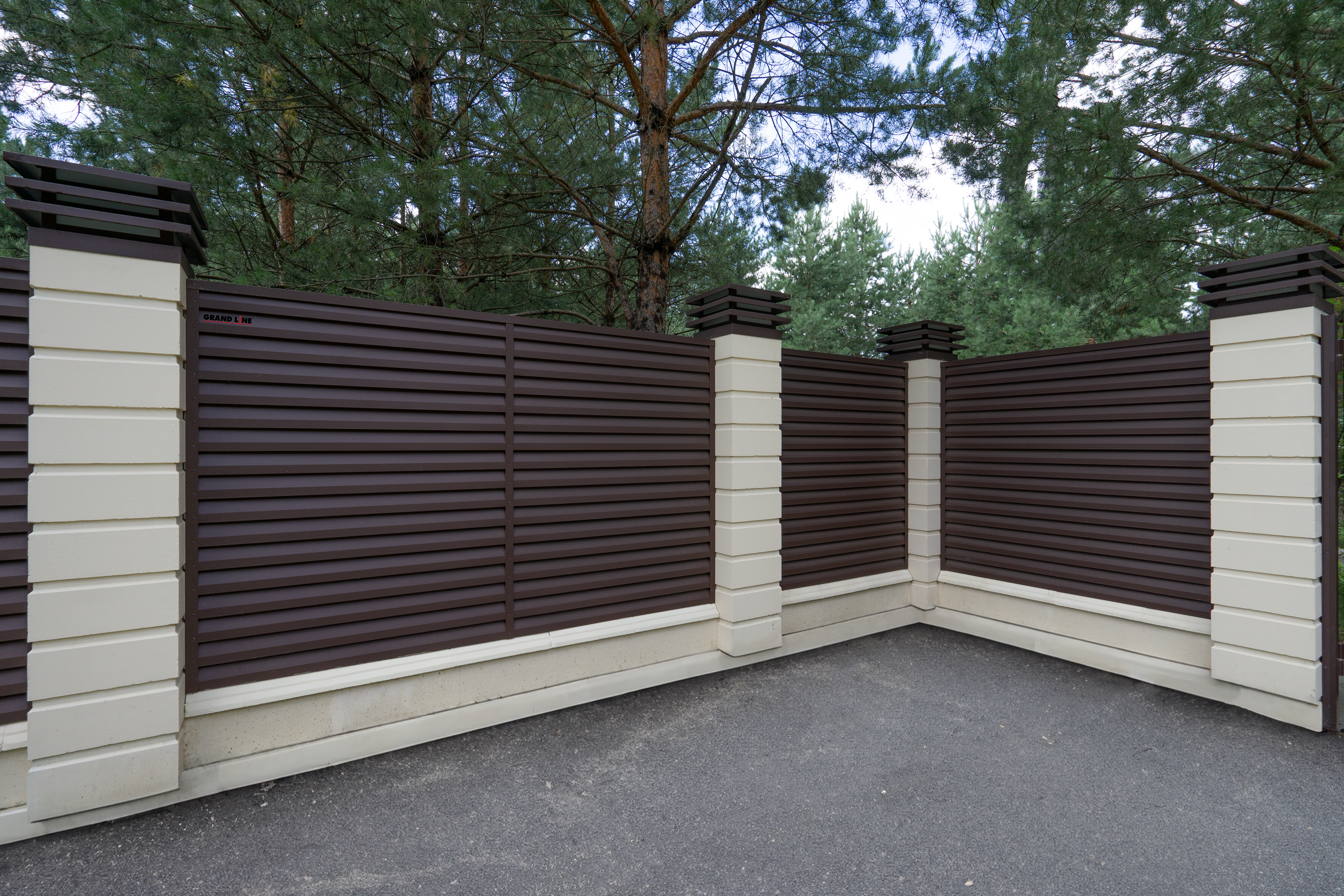 Декоративная накладка на столб универсальная угловая 62х55 для забора жалюзи Grand Line 0,45 Drap RAL 8017 шоколад (2м)