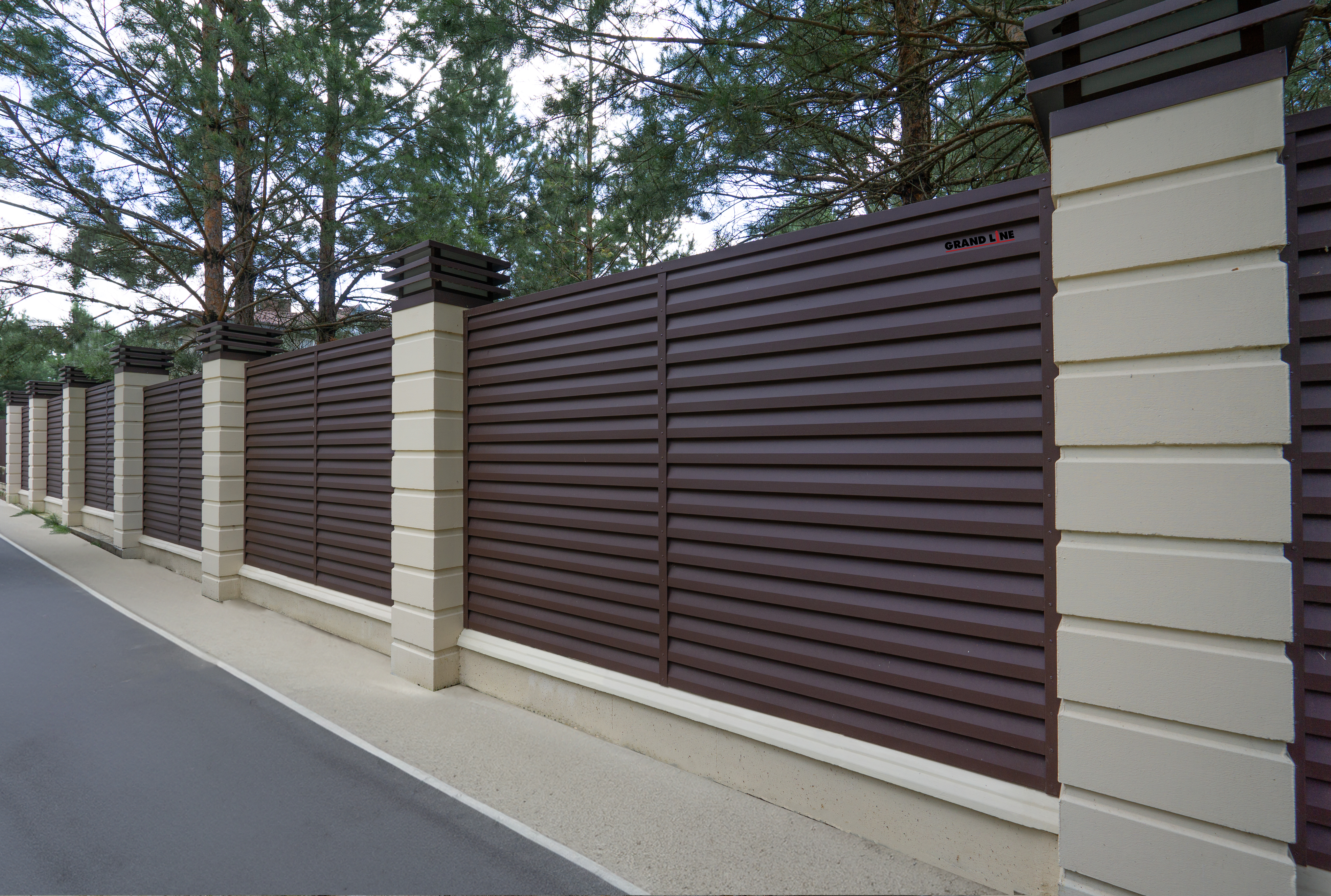 Декоративная накладка на столб универсальная угловая 62х55 для забора жалюзи Grand Line 0,45 Drap RAL 8017 шоколад (2м)