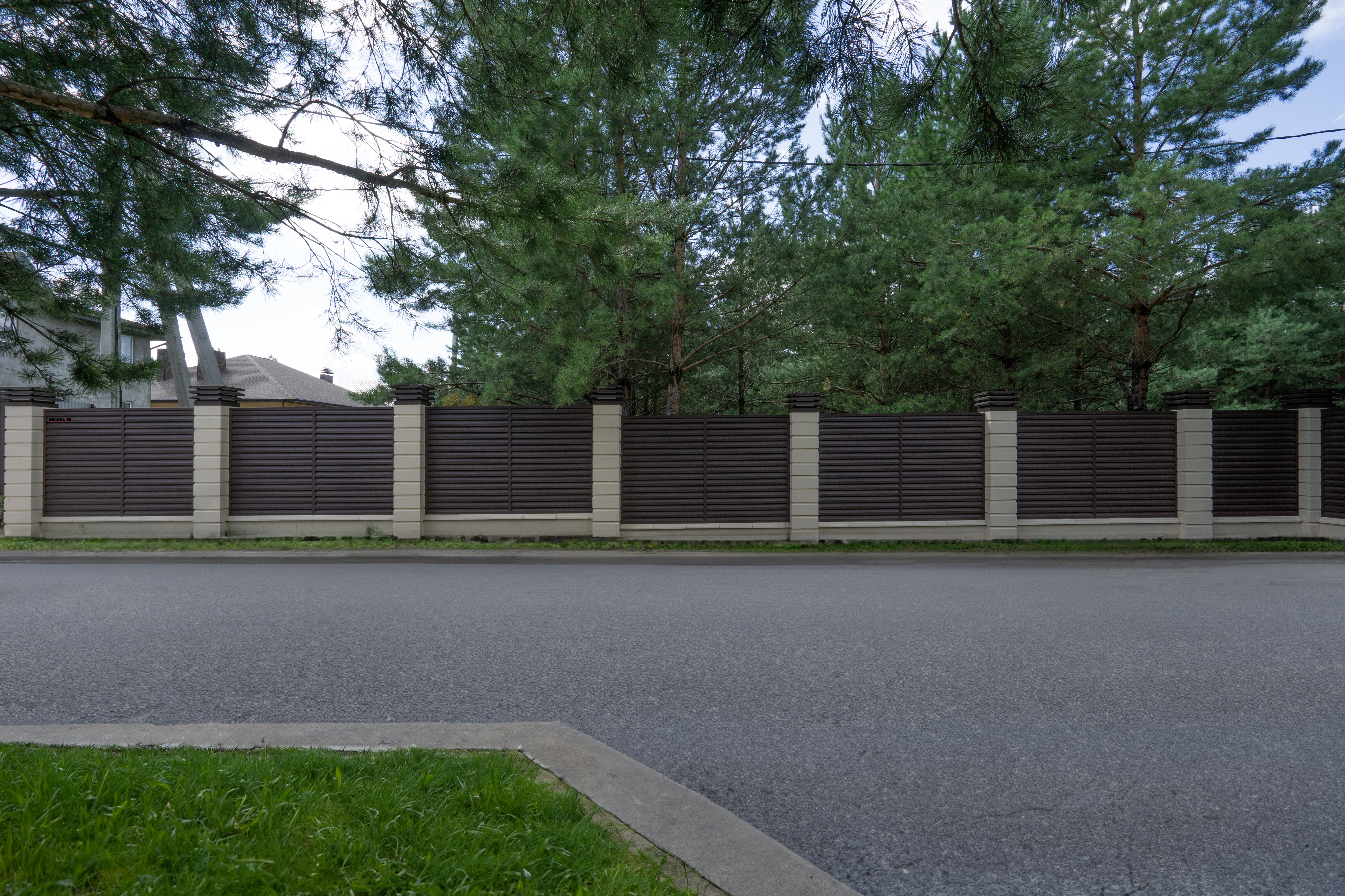 Декоративная накладка на столб универсальная угловая 62х55 для забора жалюзи Grand Line 0,45 Drap RAL 8017 шоколад (2м)