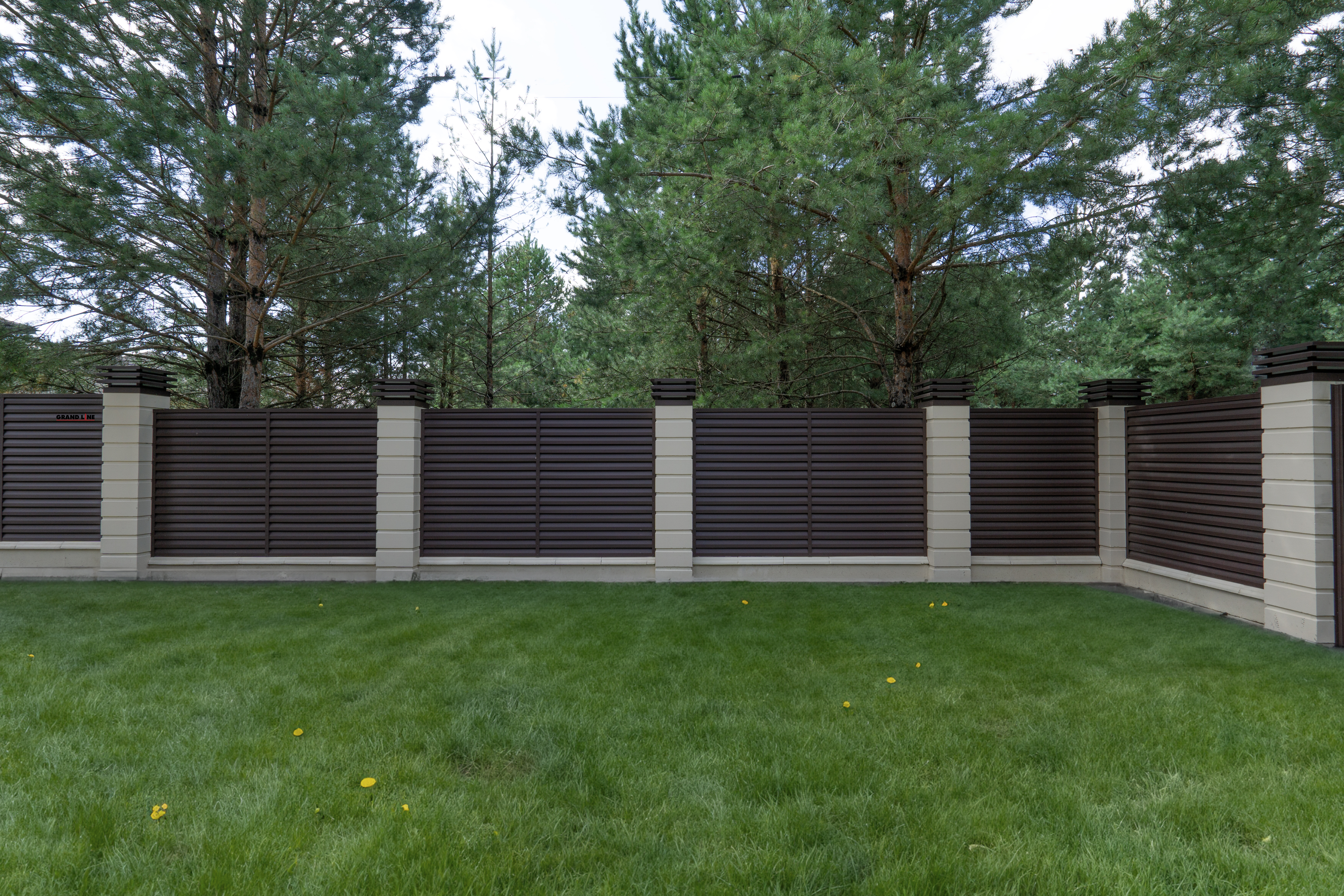 Декоративная накладка на столб универсальная угловая 62х55 для забора жалюзи Grand Line 0,45 Drap RAL 8017 шоколад (2м)