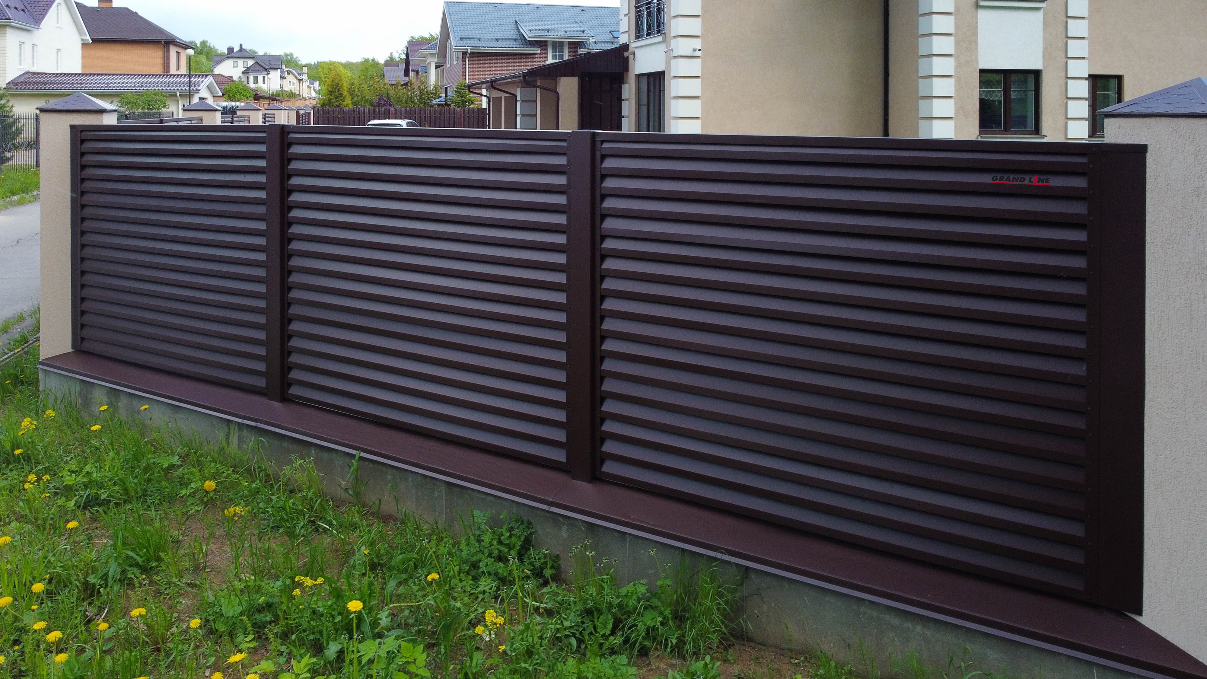 Декоративная накладка на столб универсальная угловая 62х55 для забора жалюзи Grand Line 0,45 Drap RAL 8017 шоколад (2м)